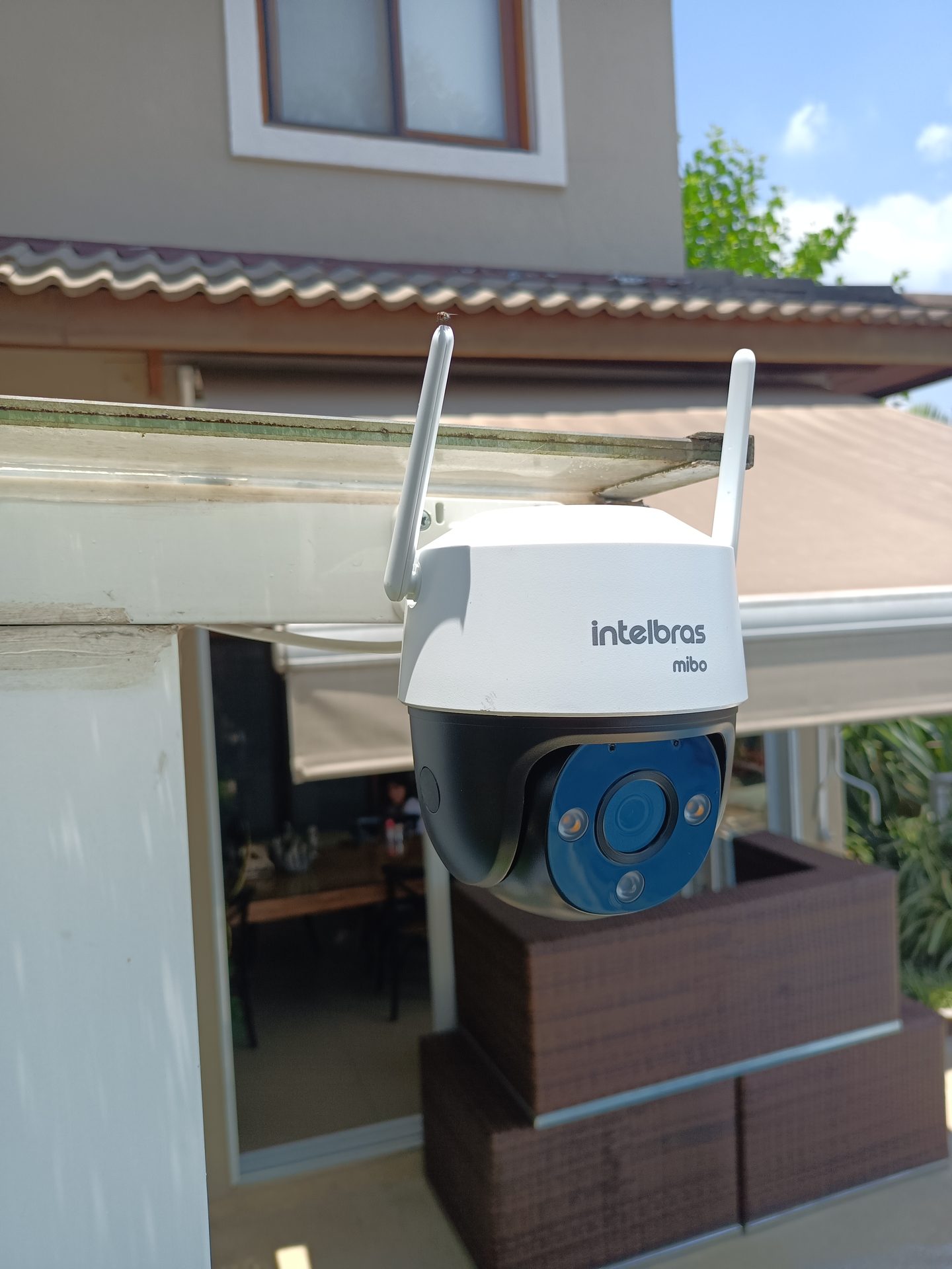 Câmera Intelbras Mibo instalada em residência