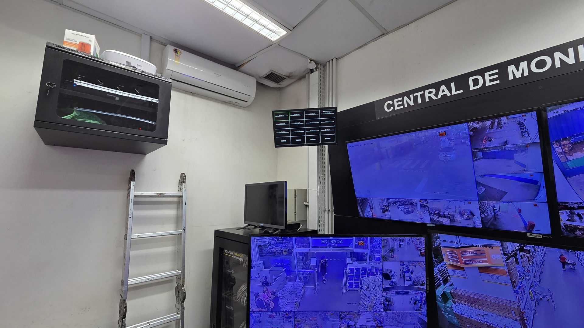 Central de monitoramento CFTV em loja comercial