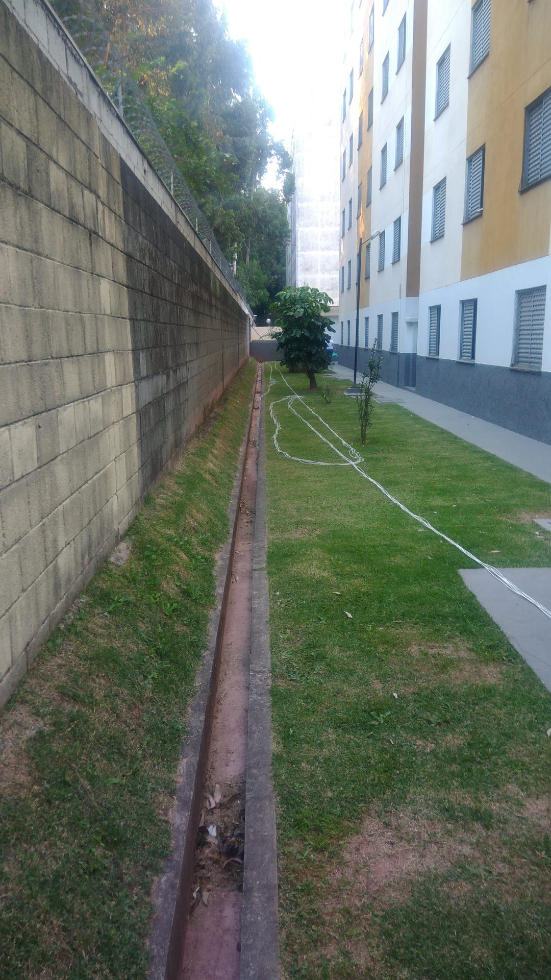 Passagem de cabos externa em condomínio
