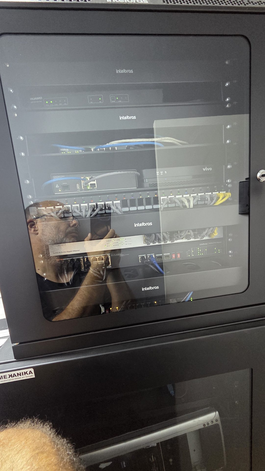 Técnico Infomode trabalhando em rack