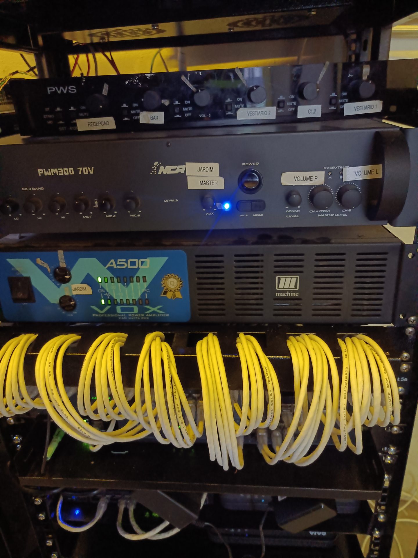 Rack de som ambiente com amplificadores